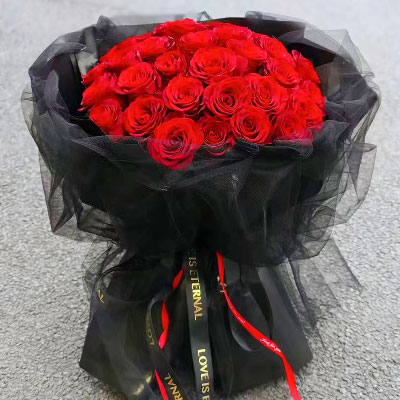 广安33朵红玫瑰黑色包装，此花表真心